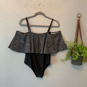 Cute off shoulder Never Worn Black and White Swimsuit, Size Large 🐬